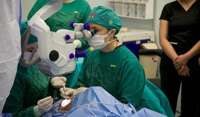 Göz hekimleri Ankara’da 4 gün boyunca canlı yayında 70 ameliyat yapacak
