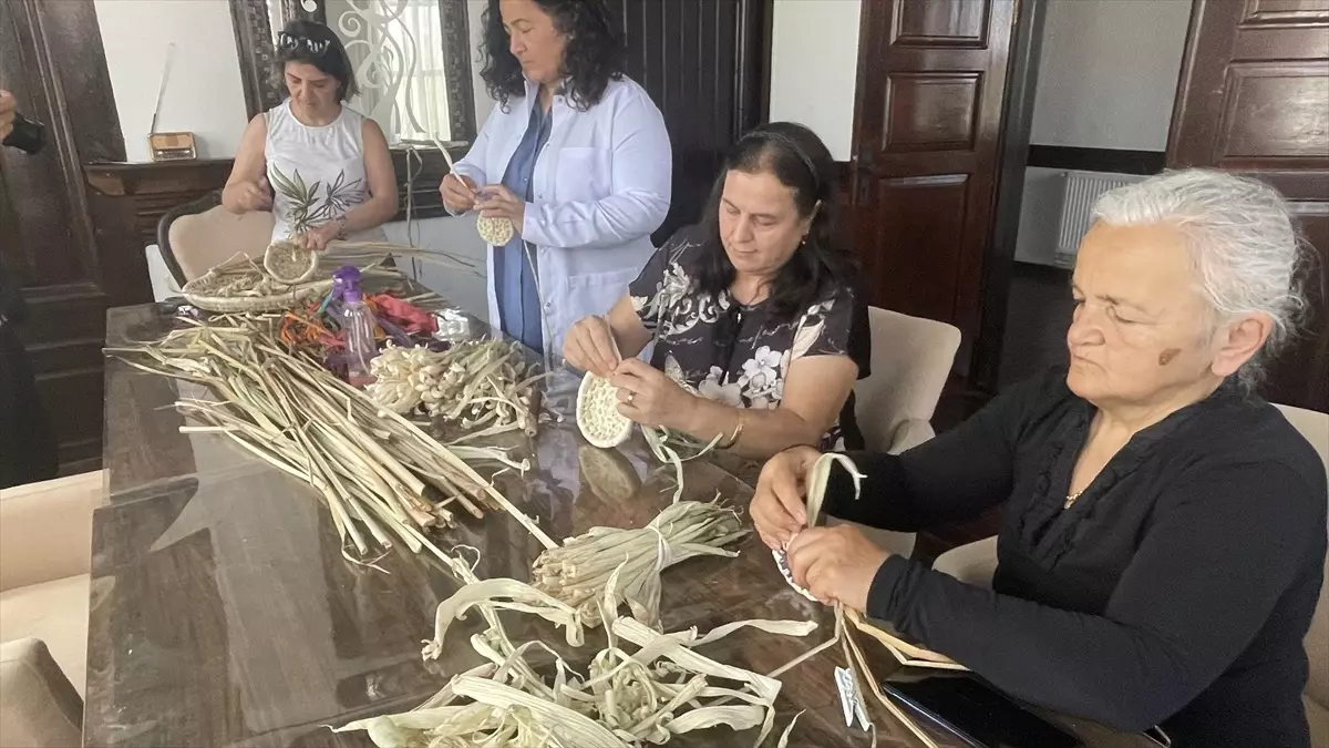 Bolu’da Kadın Kursiyerler Mısır Koçanından Süs Eşyası Yapıyor