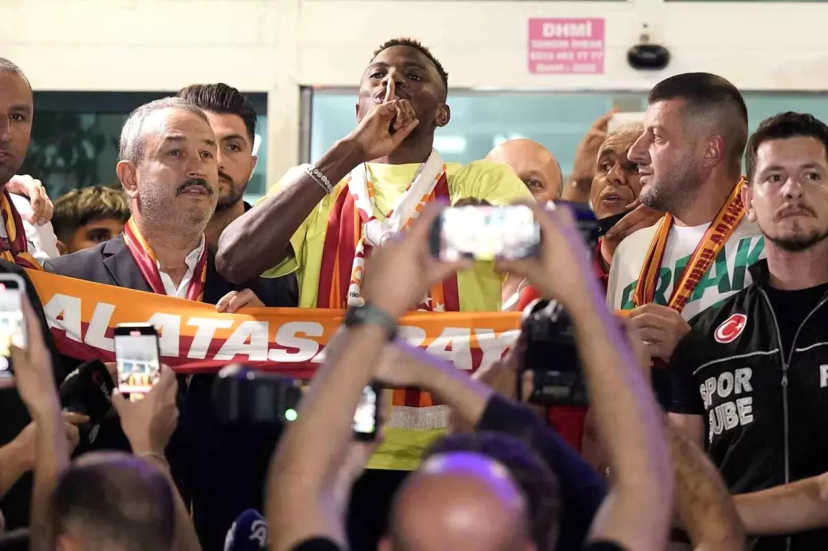 Galatasaray, Victor Osimhen’i Kiralık Olarak Transfer Etti