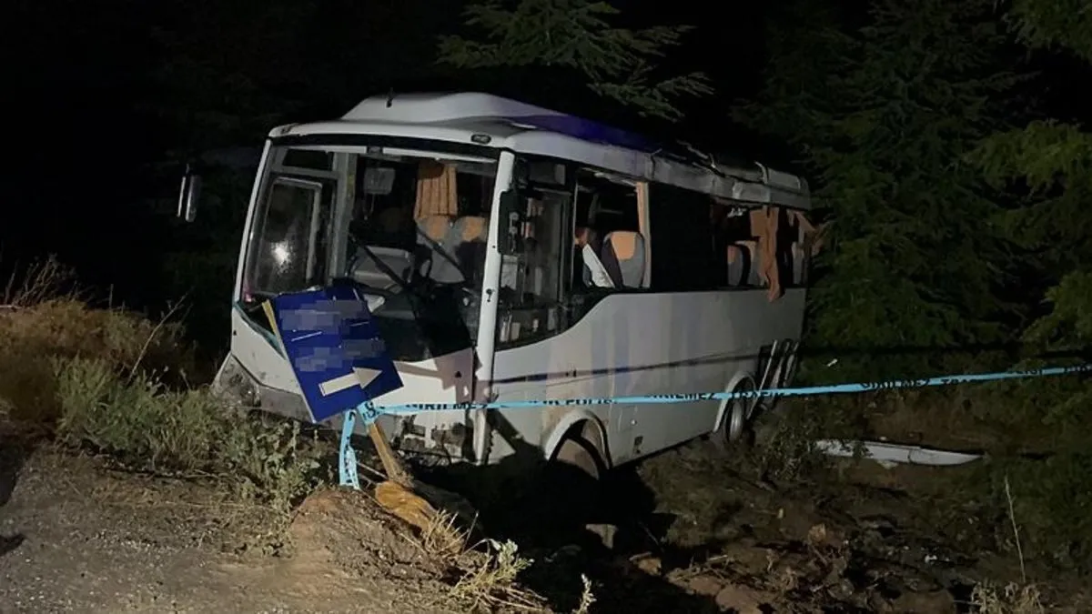 Polisleri taşıyan midibüs şarampole uçtu: 15 yaralı