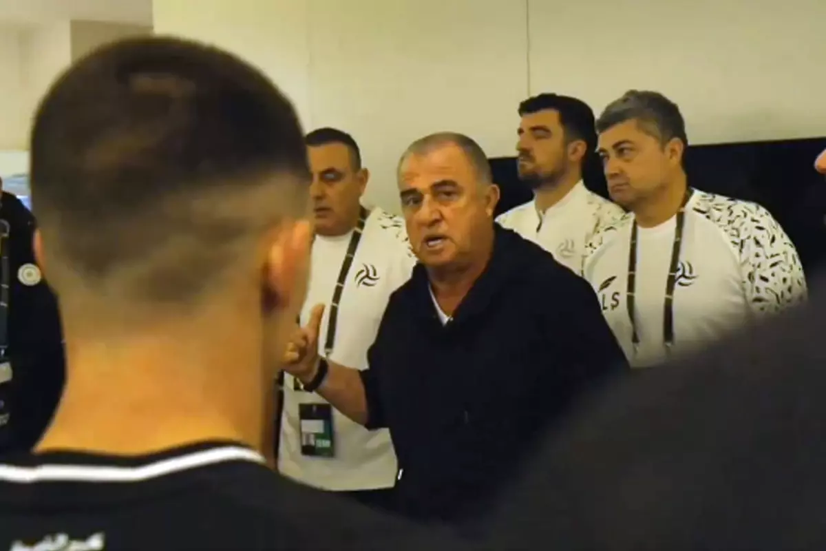 Bakışlara dikkat! Fatih Terim’in soyunma odasında sarf ettiği cümle takımı şampiyon yapar